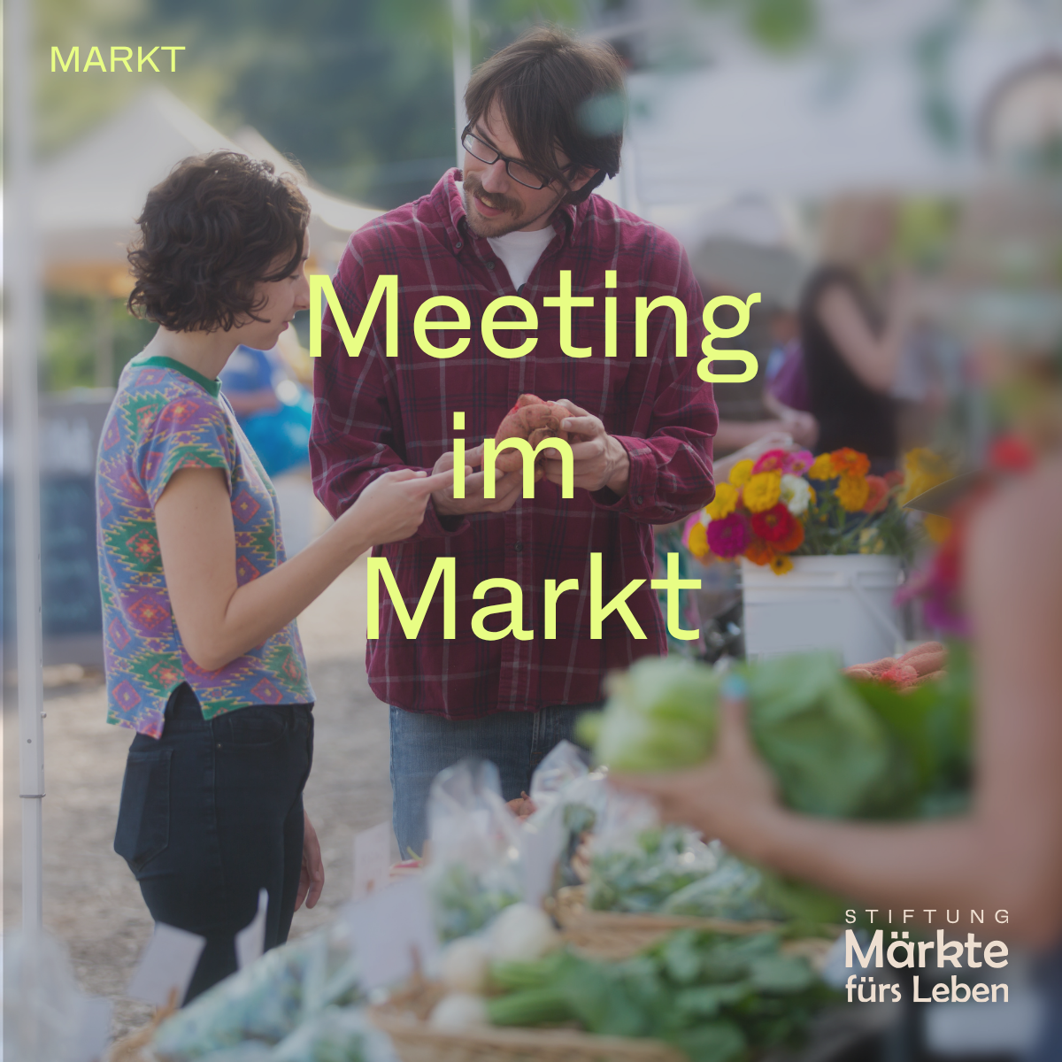 Ein Mann in reflektierender Weste inspiziert eine Holzwand in einem unfertigen Raum. Er hält ein Tablet und berührt die Wand.